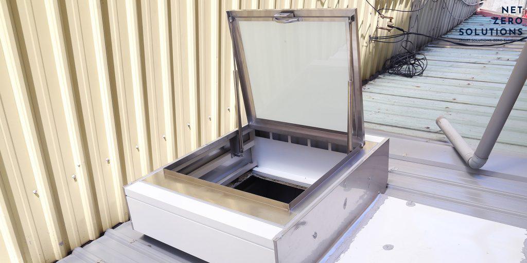 Lắp đặt giếng trời kết hợp nắp thăm trần trên mái tôn